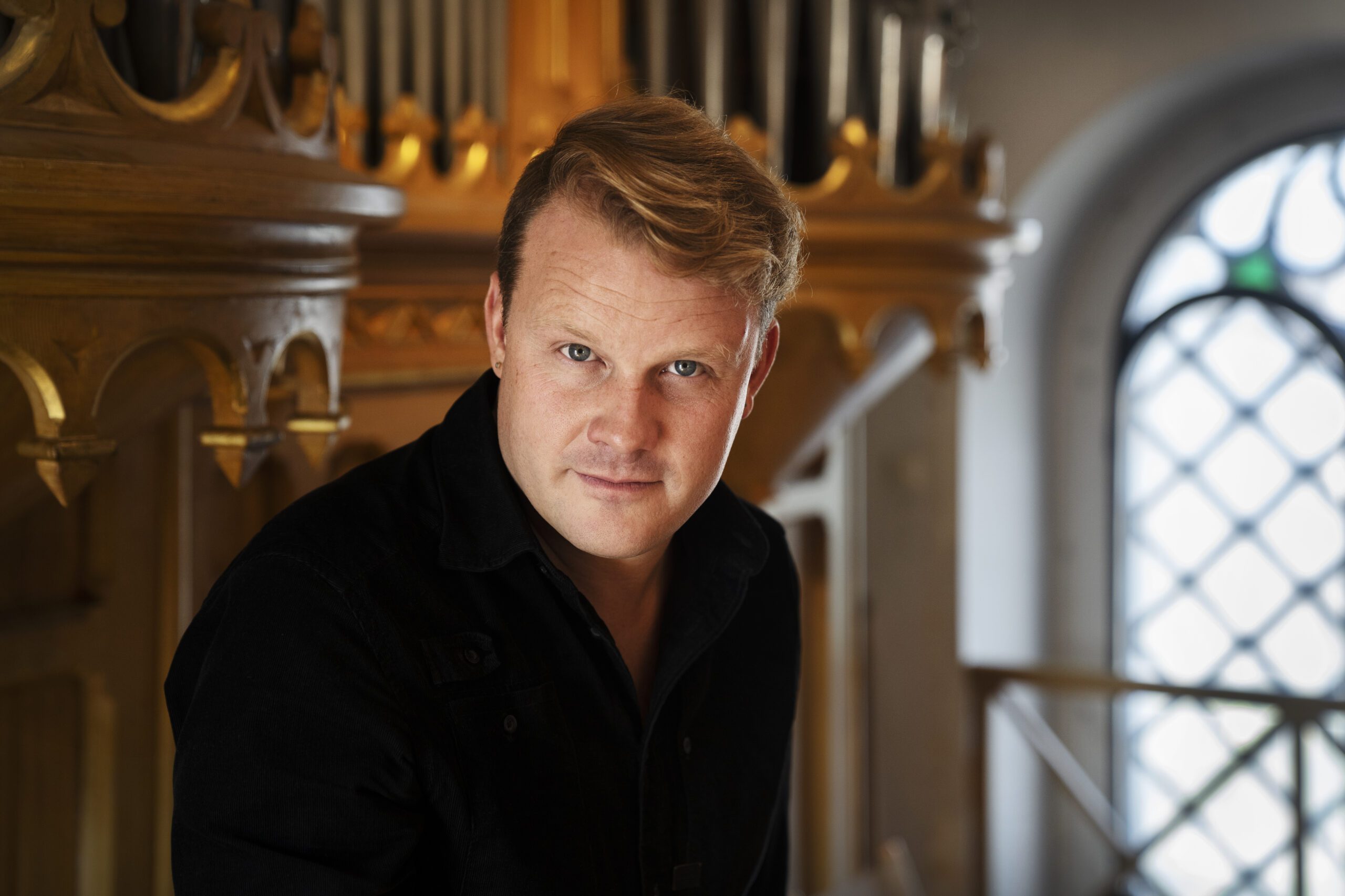 Home kantorn och kompositören jens bragdell eriksson får intervju i husie kyrka.